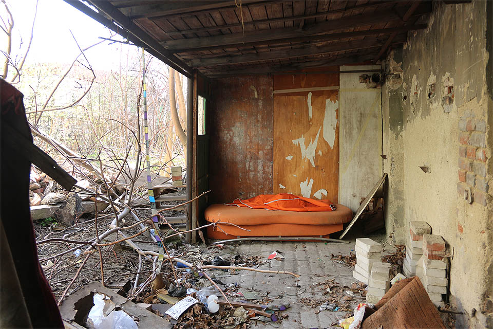 Skromný pokoj pro přečkání letní noci v areálu bývalého Krasu.