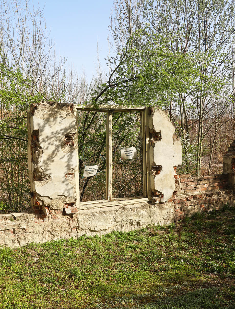 Jedno z malebných oken zaniklého Krasu s pečlivými cedulkami pro chovatele psů si zahrálo také ve hře <a href="/Tema/Stínadelské šestnáctero">Stínadelské šestnáctero</a>.