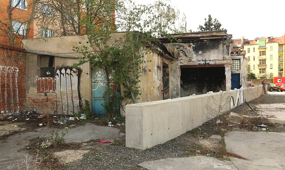 Původní budova <a href="/Tema/Rozvodna továrny Kras">rozvodny</a> u brány na straně do Mendlova náměstí je jednou z mála staveb, které na místě přetrvaly až do roku 2018.