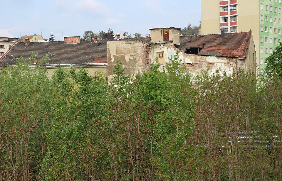 Největší zachovalou budovou je <a href="/Tema/Dům Veletržní 1">třípodlažní dům</a> na rohu Mendlova náměstí a Veletržní ulice, který ještě v roce 2021 hostil několik firem. Budova, která se postupně rozpadá, stojí jako překážka v řadě pěti zamýšlených paneláků, ze kterých v 60. letech 20. století nakonec vznikly jen čtyři. Teprve po jejím zboření může být dokončen rozklad původního Starého Brna, který za socializmu započal zbouráním domů na původní Rybářské ulici a zasypáním <a href="/Tema/Svratecký náhon">Svrateckého náhonu</a>.