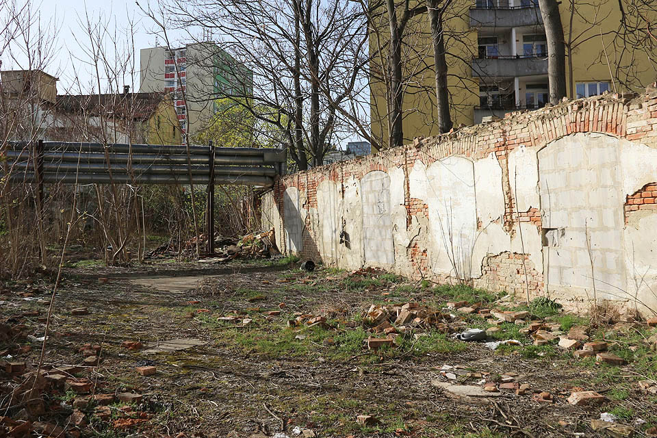 Také v severovýchodním cípu areálu jsou ještě patrné pozůstatky původních budov.