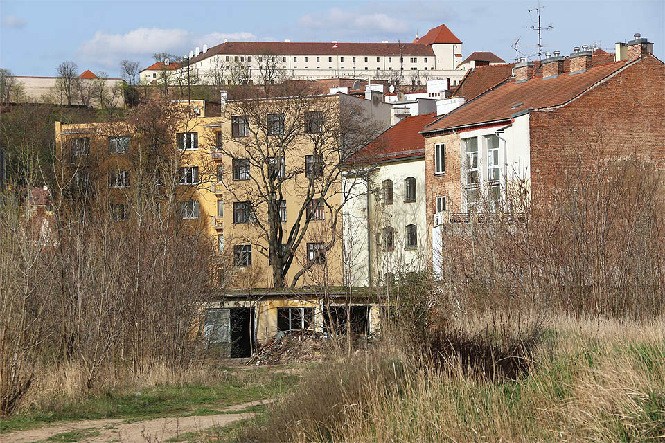 Jde o jeden z posledních lukrativních brownfieldů podobné velikosti v centru Brna. Po střídmém pokusu o udržení průmyslového ducha ve <a href="/Tema/Vaňkovka">Vaňkovce</a>, totální ztrátě UP a promarněné šanci zachovat duch Moravského Manchesteru ve <a href="/Tema/Vlněna">Vlněně</a> se zřejmě dočkáme další diskutabilní stavby.