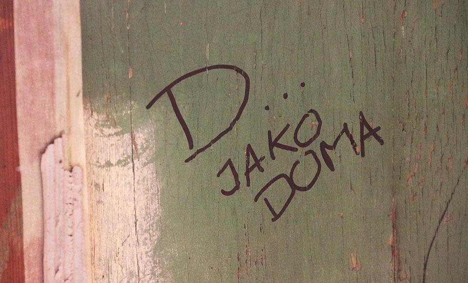 Vyvěrá tady z toho nepříjemný smutek.