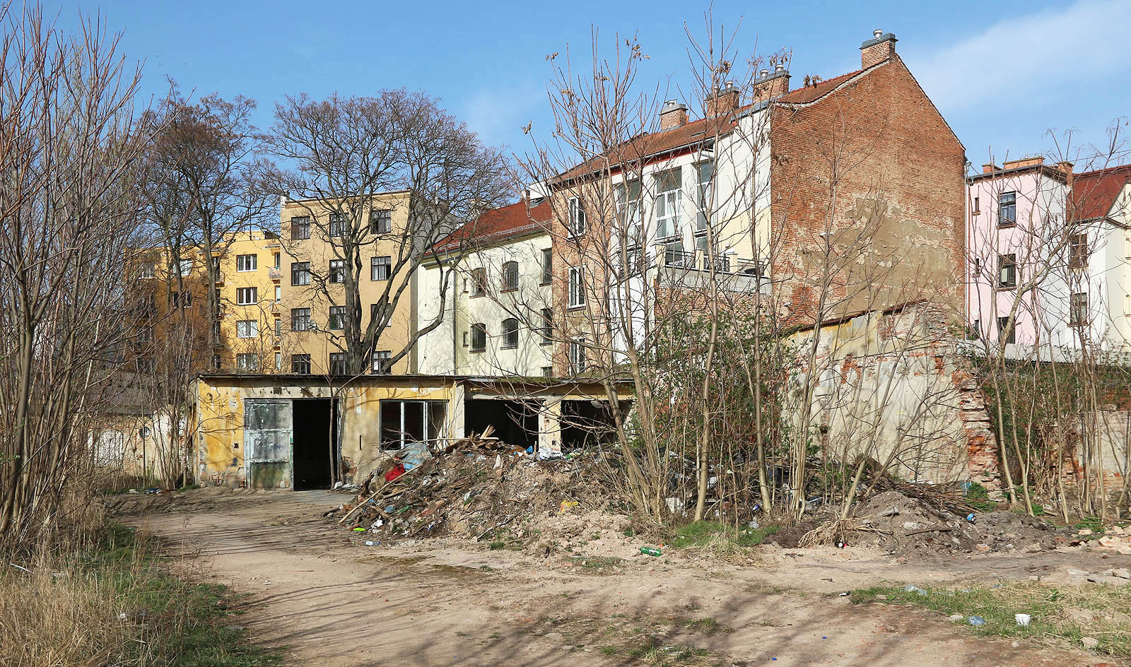 Jedněmi z mála budov, které zbyly z Krasu po ukončení demolice v roce 2008, jsou tyto zapadlé garáže v severovýchodním rohu areálu.