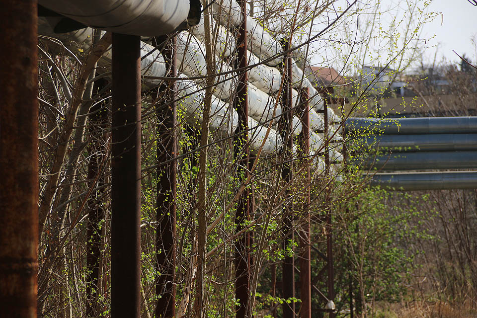 Loučíme se s Krasem pohledem na baráčky <a href="/Tema/Kamenná čtvrť (ulice v Brně)">Kamenné kolonie</a> na protějším břehu, kde snad kdysi bydleli i někteří z dělníků zdejší továrny.