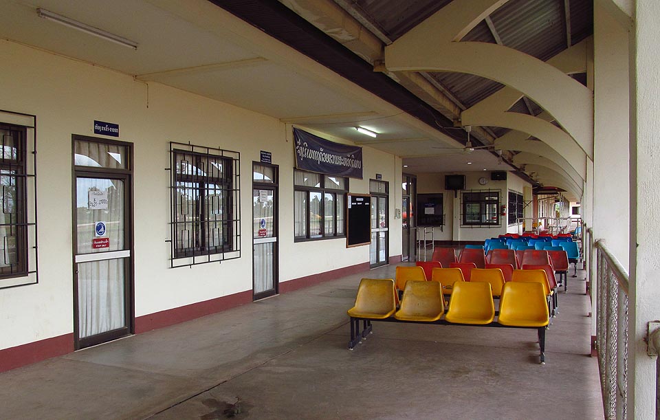 Jak je v jihovýchodní Asii obvyklé, čekárna je pouze polootevřená, krytá střechou bez stěn a dveří. Cestující jsou tak zejména v noci obtěžováni křikem tropických ještěrek, hmyzem všeho druhu a potulnými zvířaty od koček po opice.