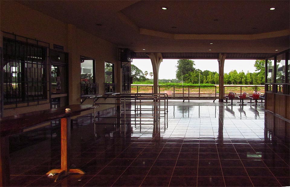 Vstupní hala a prodejny jízdenek stanice Thanaleng v roce 2014 stále zářily novotou.