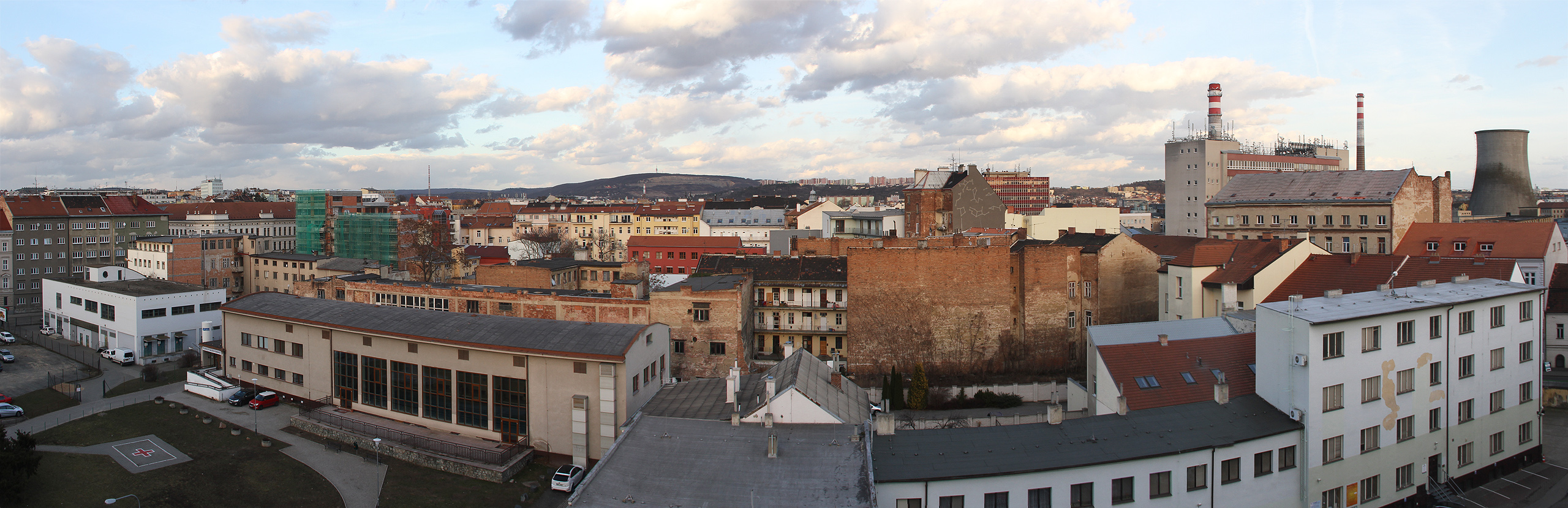 Areál tiskárny Typia vznikl spojením mnoha staveb na pozemcích Bratislavská 16, 18, 20 až k zadnímu traktu domů Cejl 21 a 23. Pohled z úrazové nemocnice odhaluje zadní stěnu tohoto bloku (částečně za domy v ulici Ponávka a za městskými lázněmi vlevo dole).