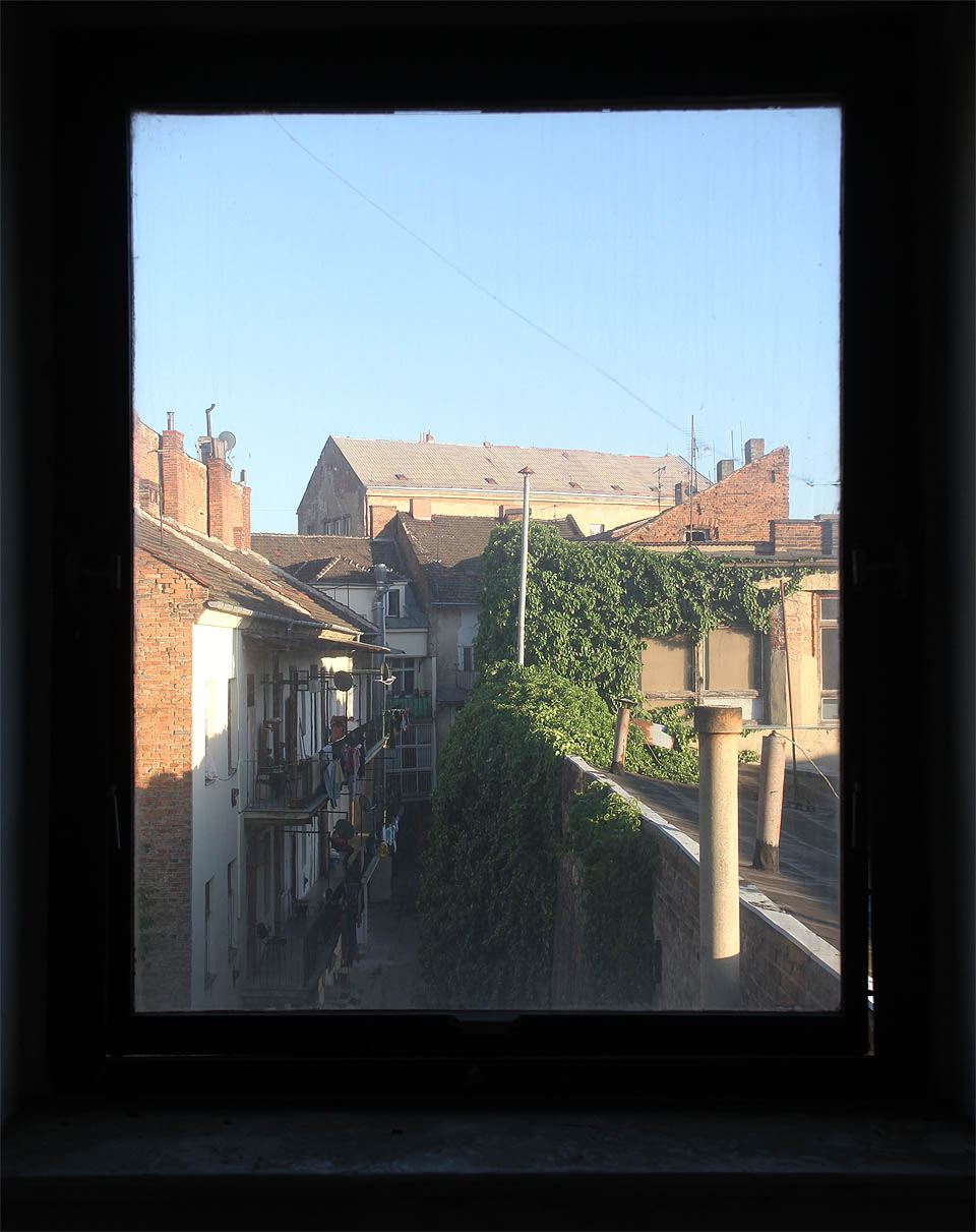 Protože je pozemek nepravielného tvaru, lze ze třetího patra spatřit nenadálý pohled - do dvora vykřičeného domu, kde (jak říká Géza Včelička) život z nuzných příbytků vytéká rovnou na chodník.