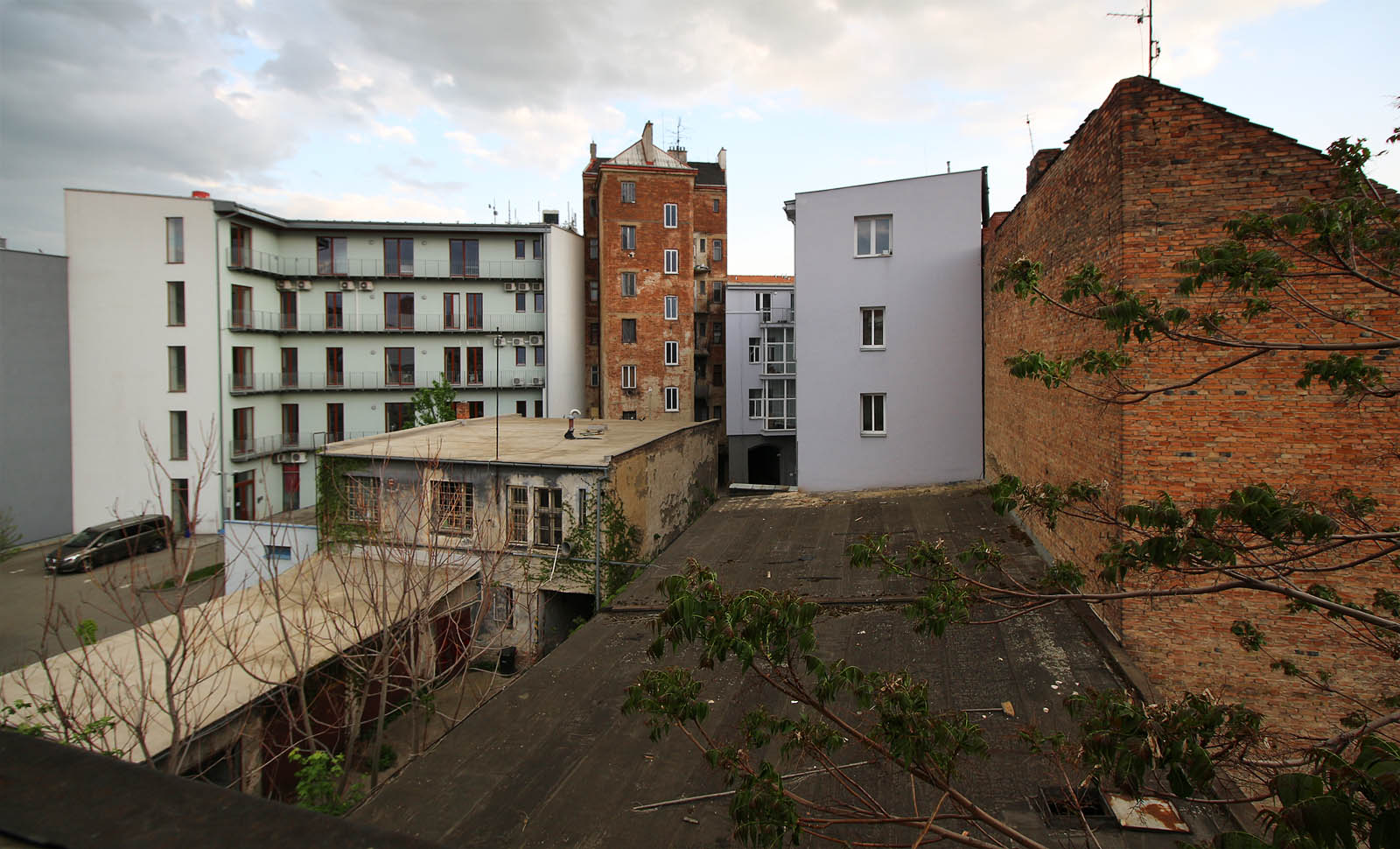 Nad omšelými střechami dnes už skučí jenom vítr.