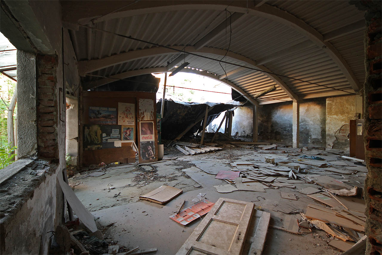 Hala s odvážnou betonovou skořepinou byla podle starých map postavena snad ve 40. letech 20. století. O 60 let později nevydržela nápor sněhu a zhroutila se pod jeho i vlastní váhou.