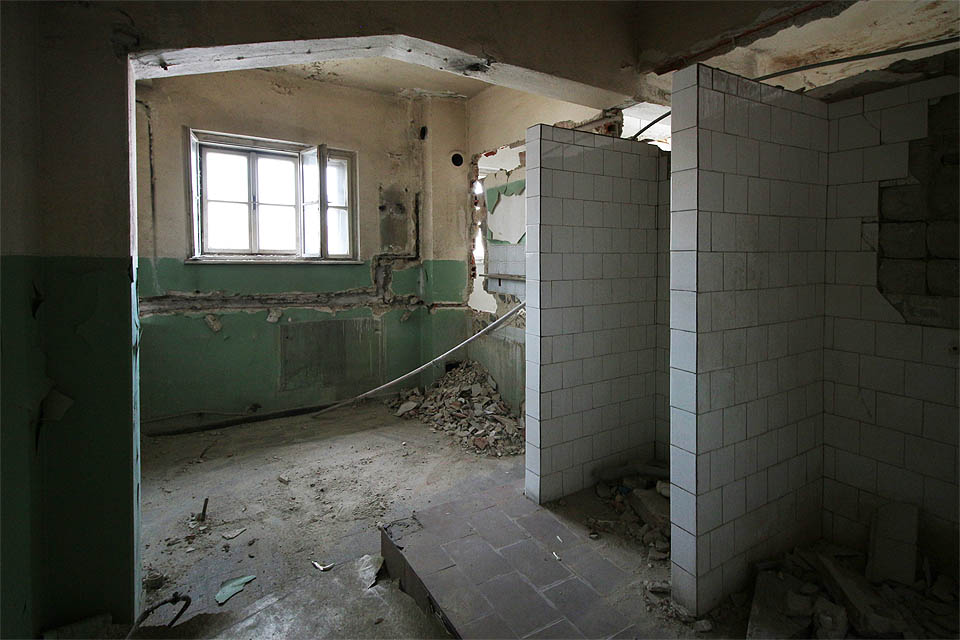 Celkem se v úzkém areálu nacházelo zhruba 10 navzájem poslepovaných a propojených budov různých účelů. Každé přízemí je proto trošku jiné.