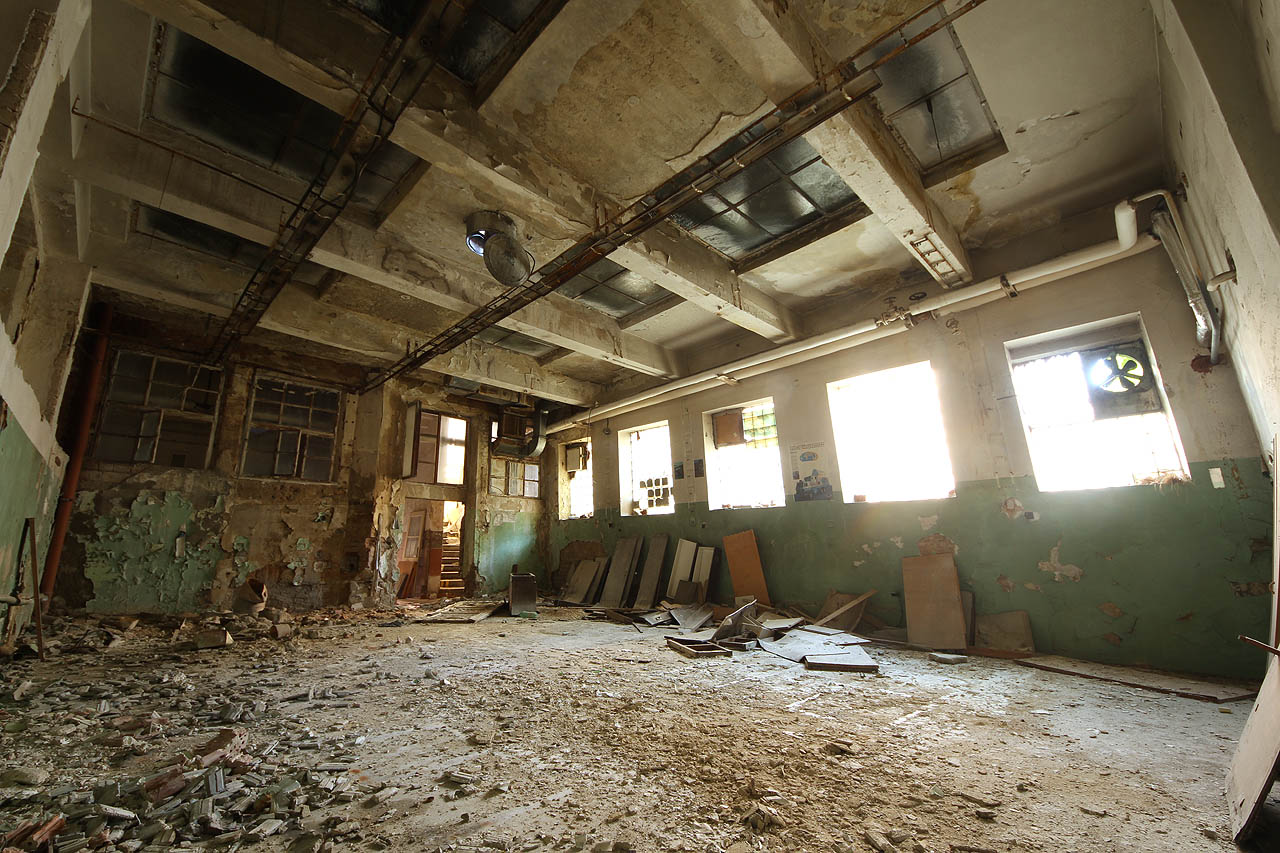 Budovy odsouzené k zániku lze vnímat všemi smysly, od vrzání pantů oken zmítaných větrem, přes vlhkou sklepní vůni, teplé světlo zapadajícího slunce, hrubé desky zpuchřelých stolů až pro ochutnávky omítky pro odvážné.