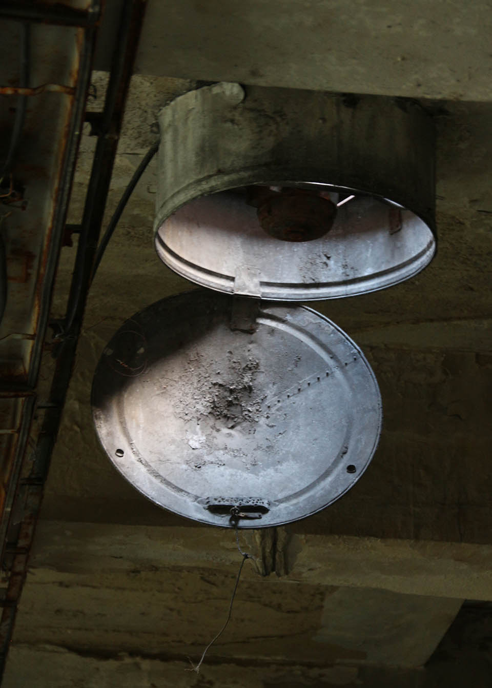 Bizarní průduch ve stropě připomíná popelnici s otevřeným víkem, zaraženou sem shora zuřivým obrem.