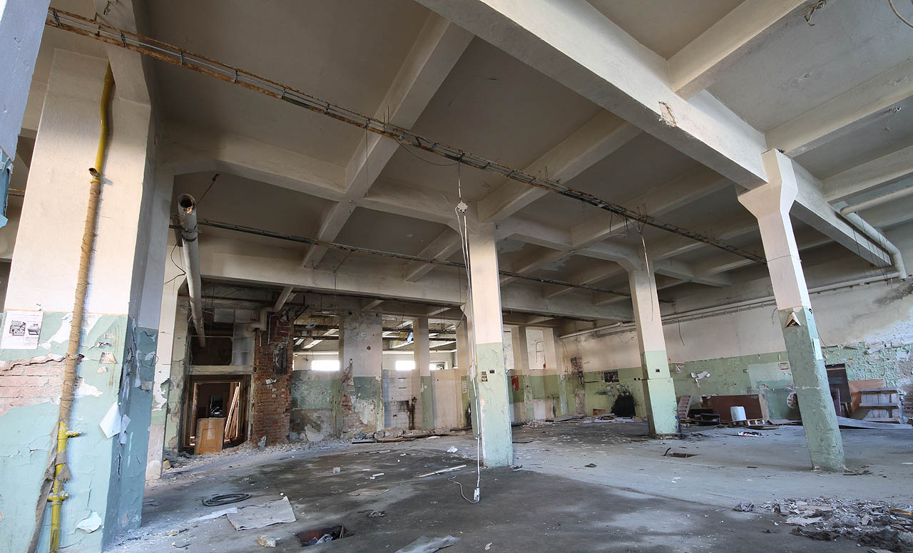 Prázdnými halami, v nichž už dávno utichly stroje, lze procházet hodiny.