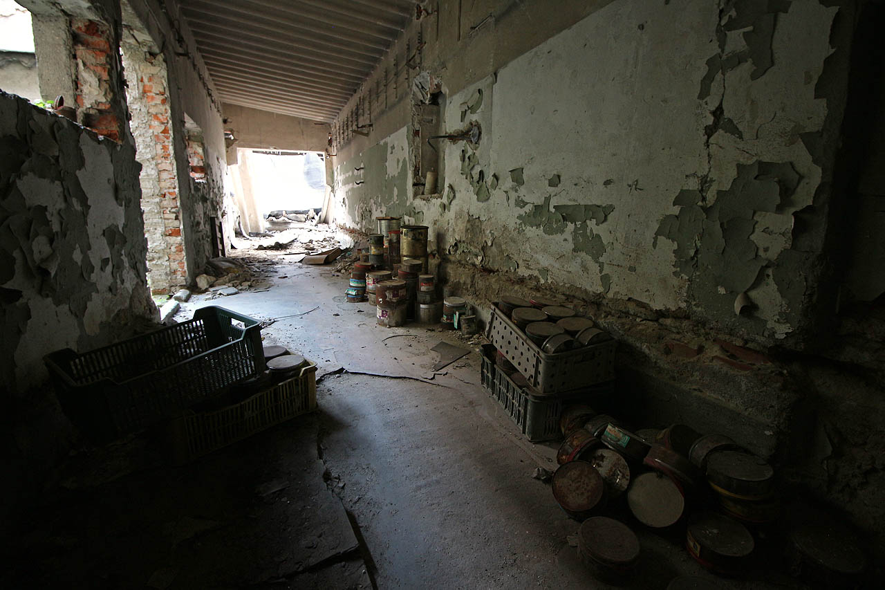 Zde našly svůj poslední odpočinek desítky plechovek s tiskařskými barvami.