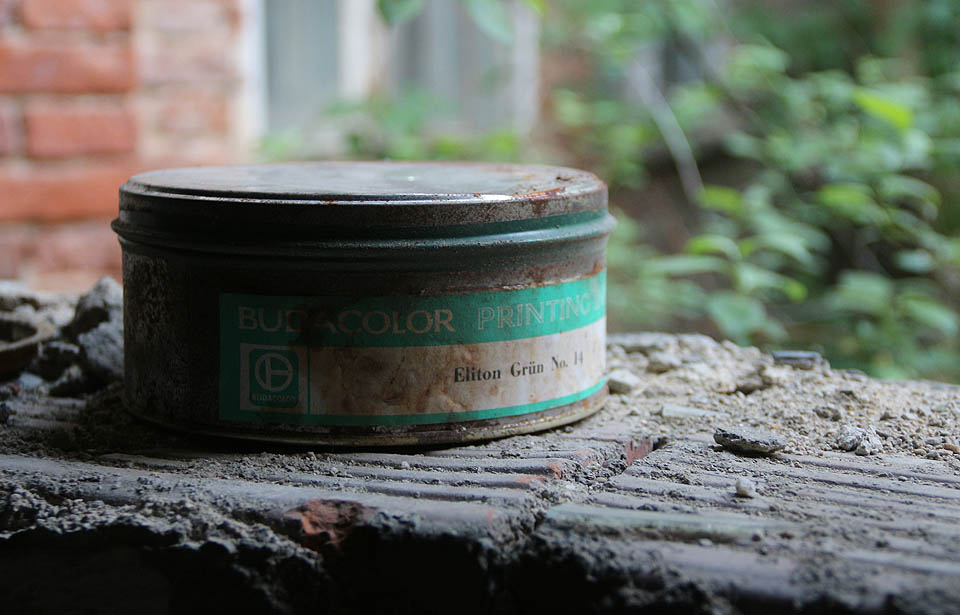 Budapešťská firma Budacolor byla založena již v roce 1906 a dodnes vyrábí tiskařské barvy. Třeba Eliton grün číslo 14.