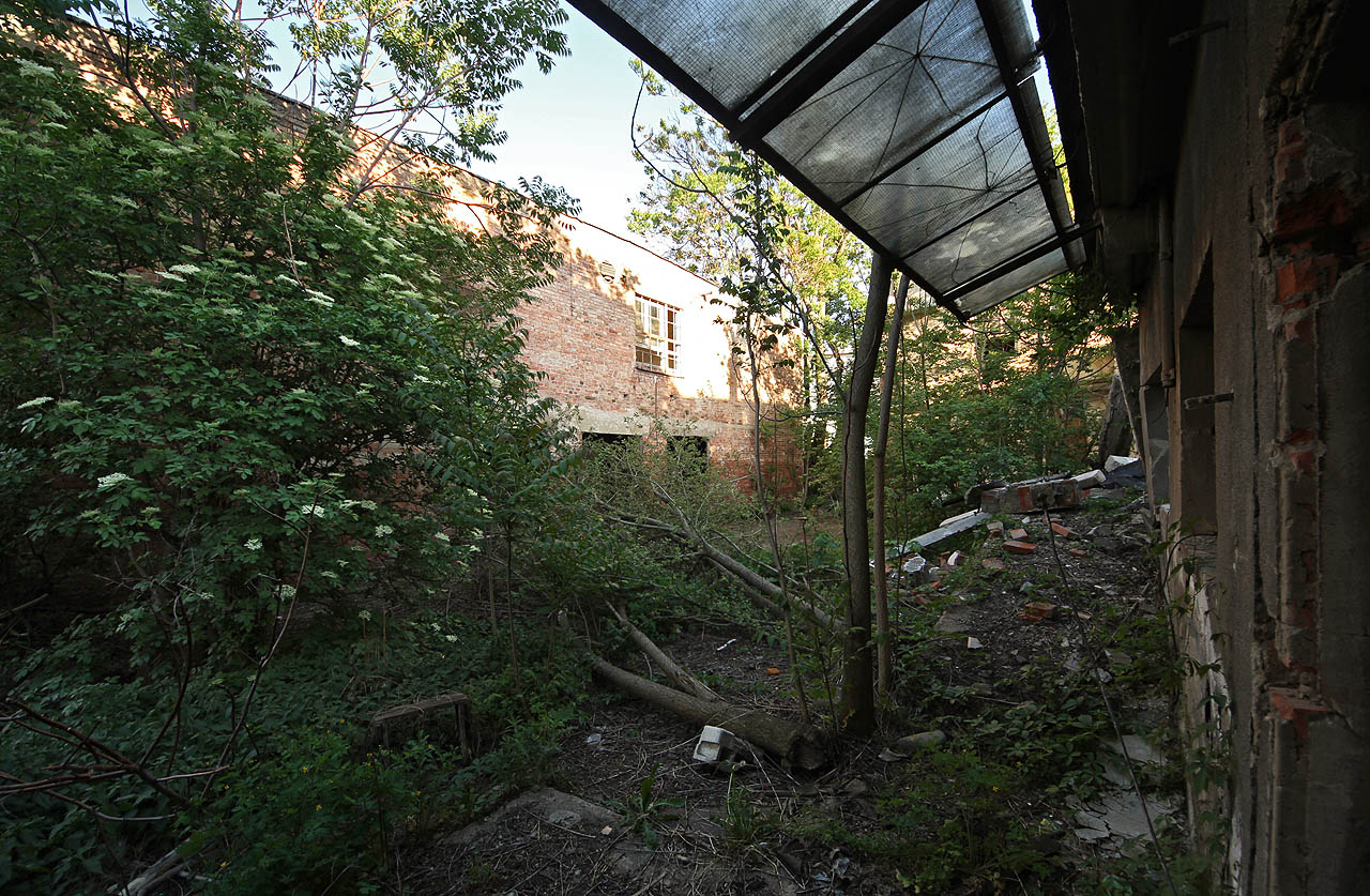 Tolik prázdných a opuštěných budov člověk v širším centru města potká jen výjimečně.