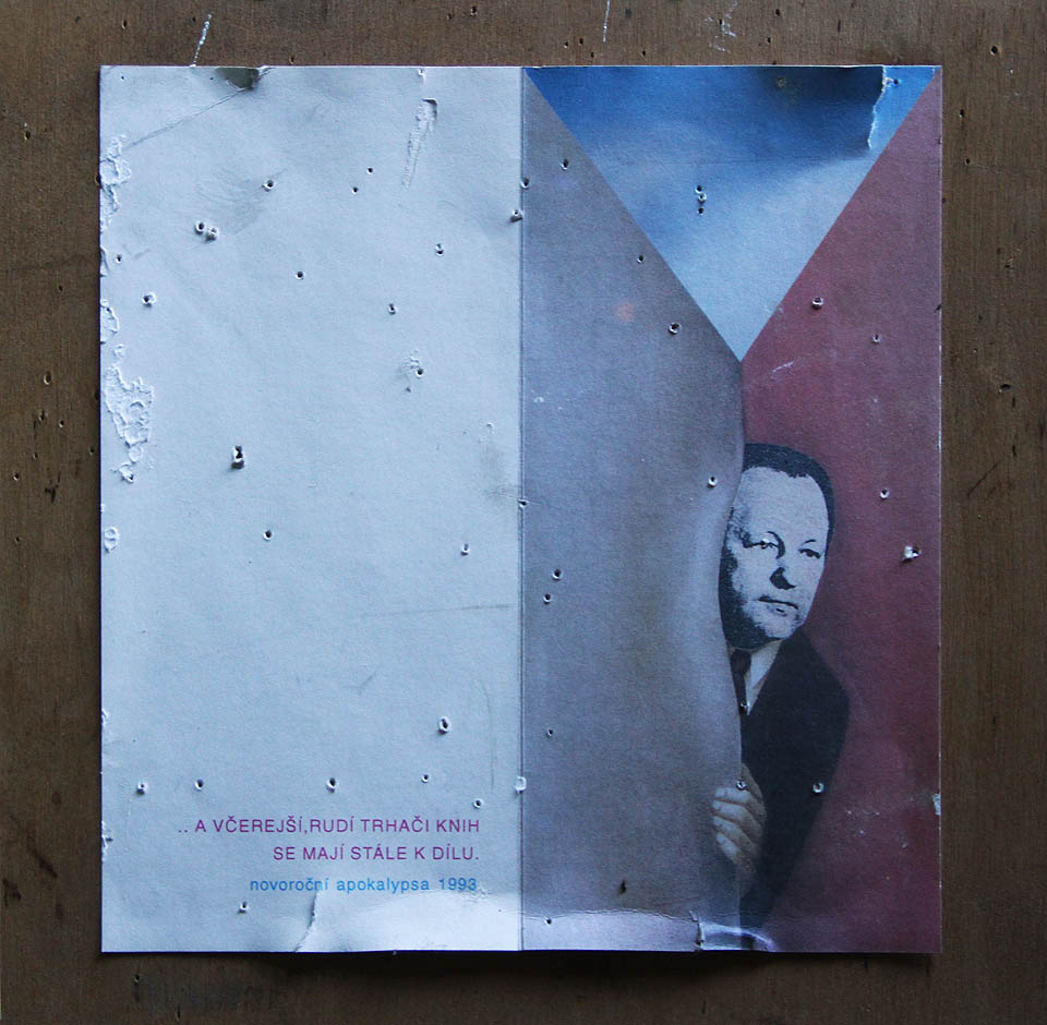 Nejsou tu jen erotické plakáty. A včerejší rudí trhači knih se mají stále k dílu.