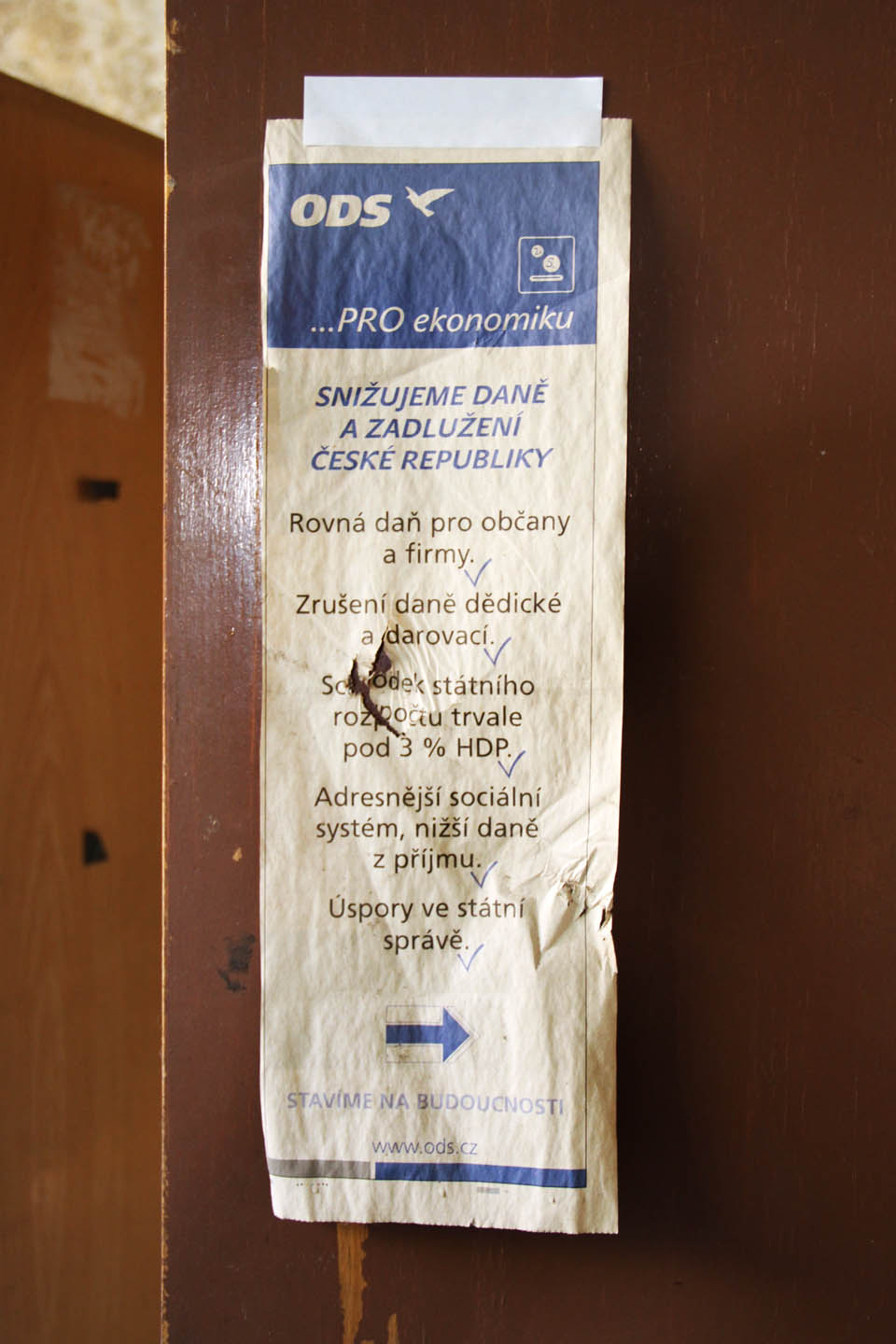ODS tak dlouho snižovala zadlužení České republiky, až z toho byl státní dluh 1,34 bilionu korun a 34 % HDP. Až do roku 2020 nikdo nikdy nezadlužil Česko tolik jako druhá vláda Mirka Topolánka, která si nechala otisknout tento slogan.