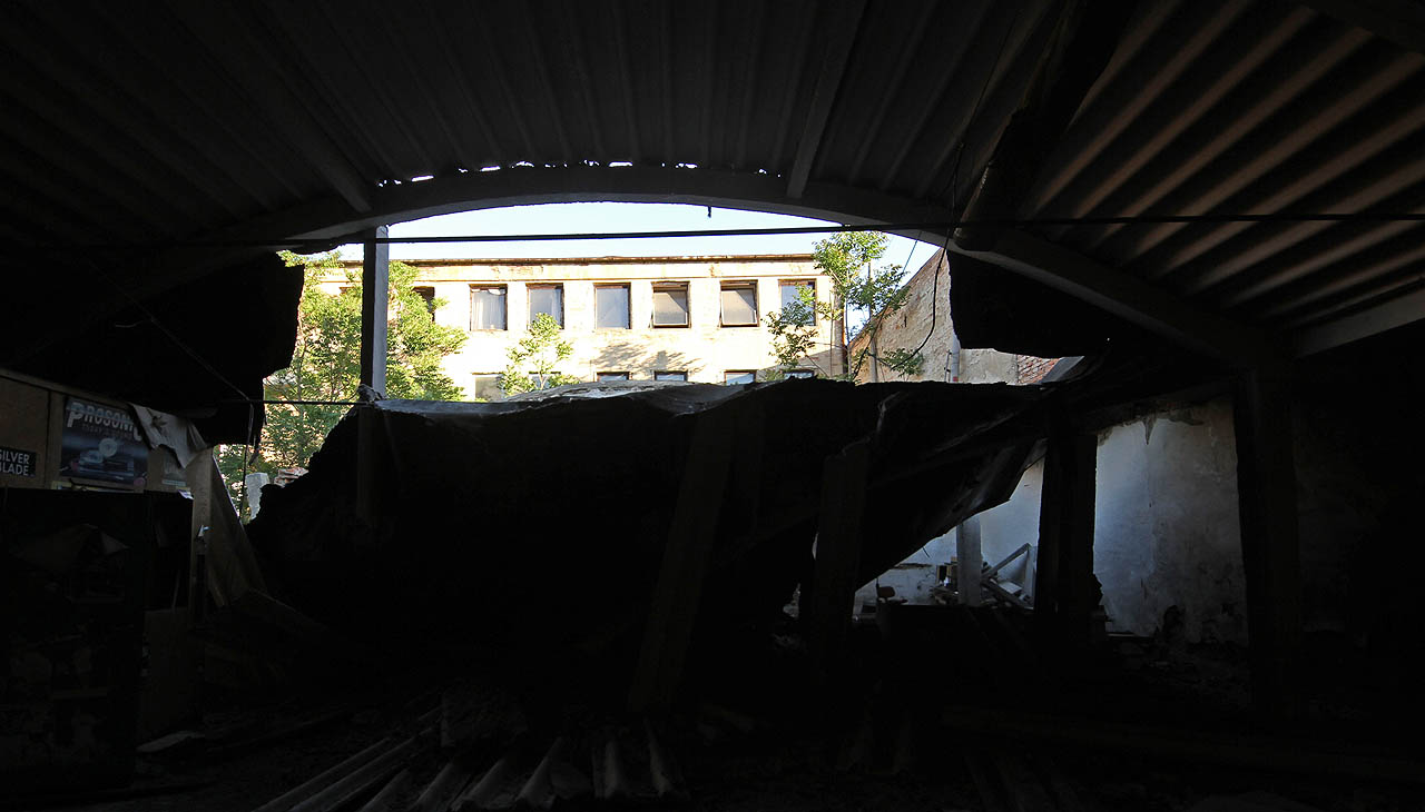 Zhroucené harfy tón, propadlé střechy skon.