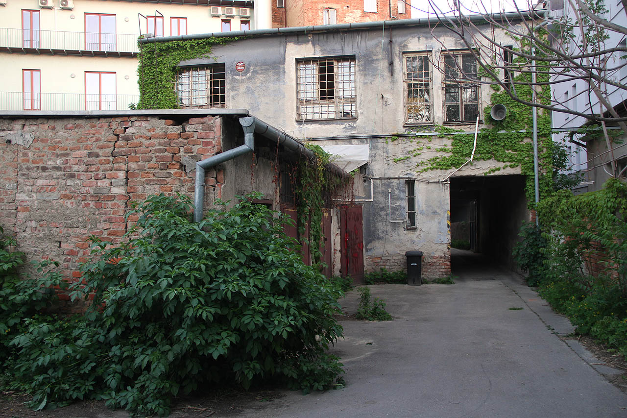 Třetí průjezd do čtvrtého nádvoří.