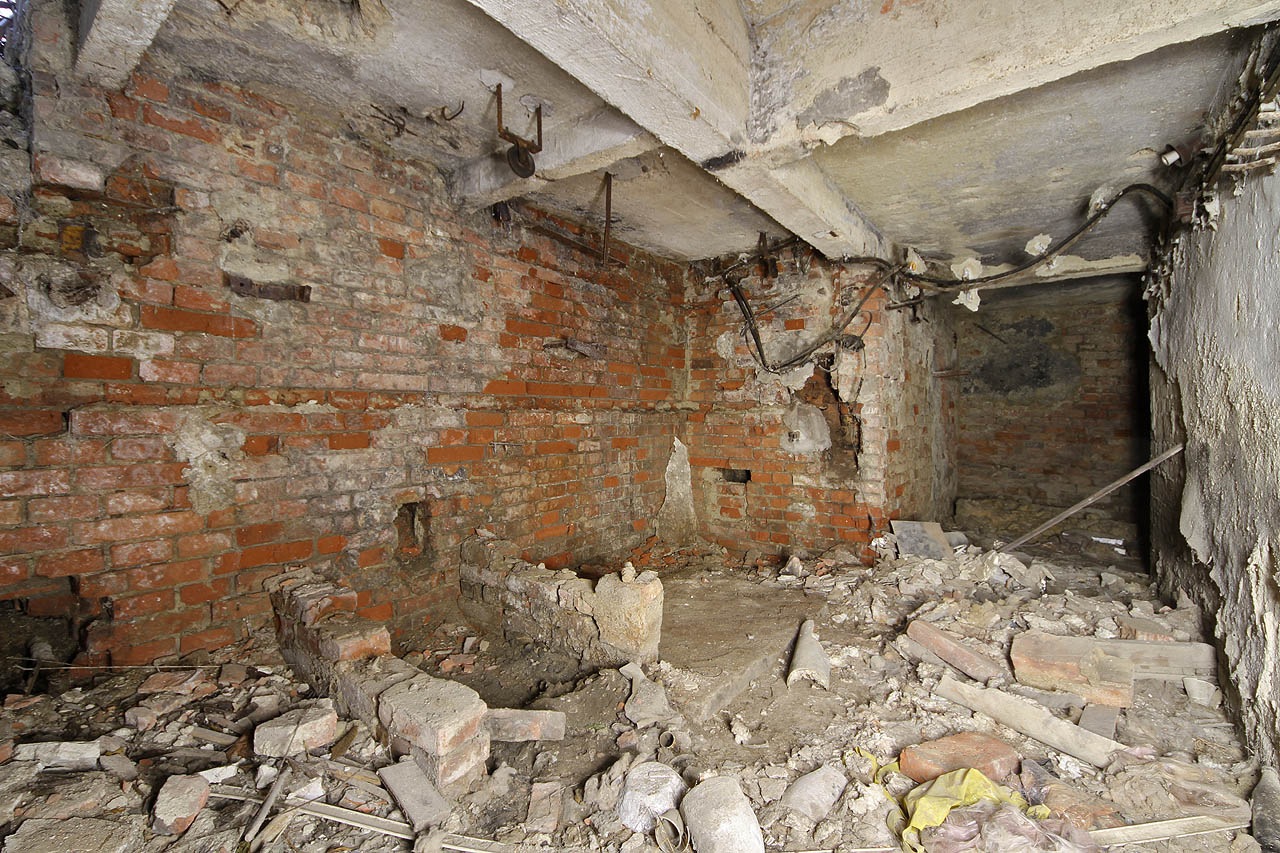 Jiné části sklepení jsou prázdné, pusté a hrobově tiché.