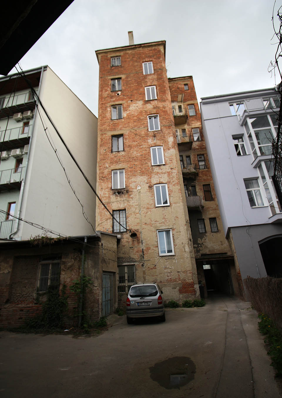 Čtrvtý a poslední průjezd vede již přímo na nikdy neutichající <a href="/Tema/Cejl (ulice v Brně)">Cejl</a>.