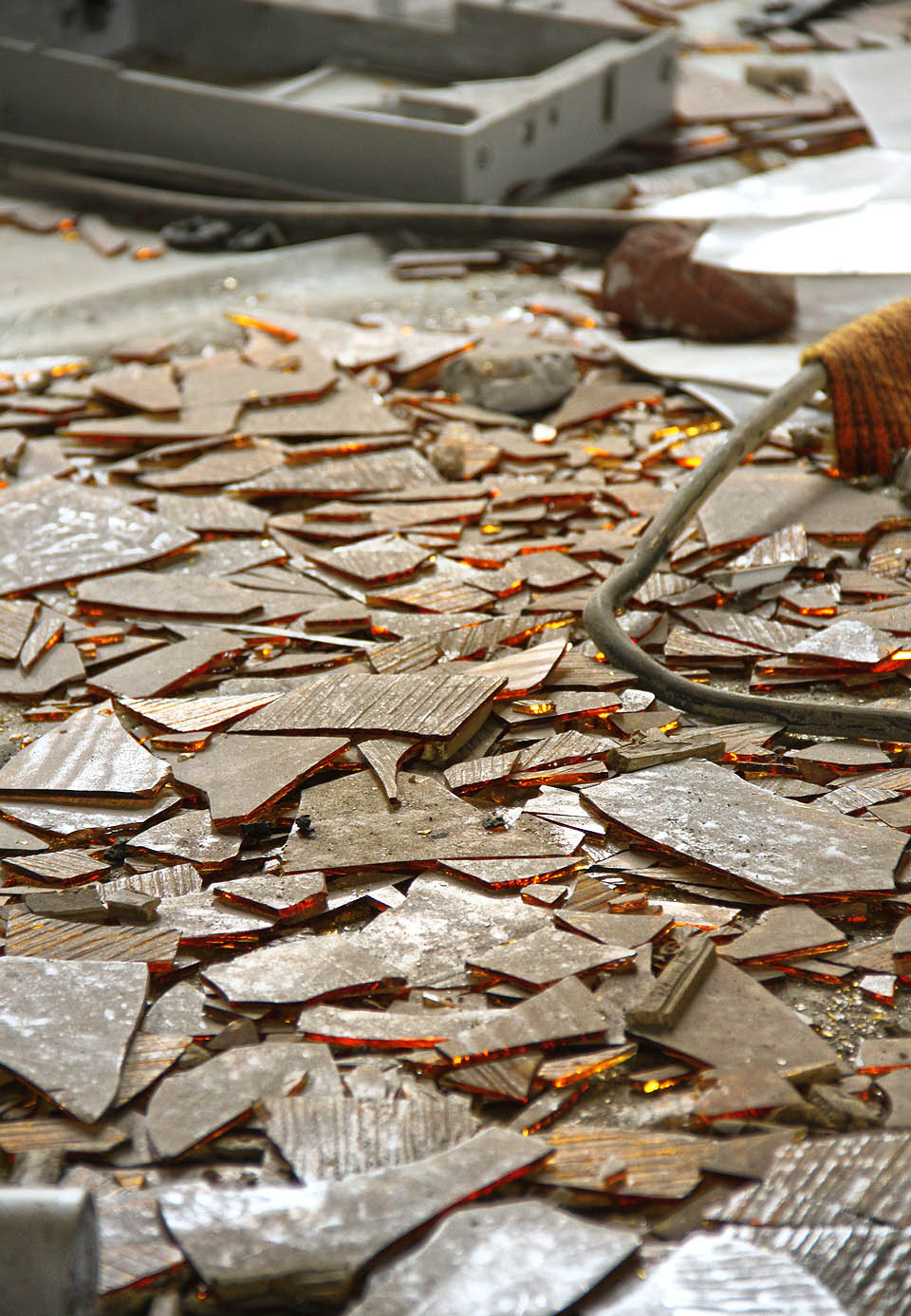 „Někdo tu žlutý střepy rozšlapal a cpal mi skelnou vatu do uší, na žlutou bolest medu nakapal a žlutou barvu lil mi do očí.“