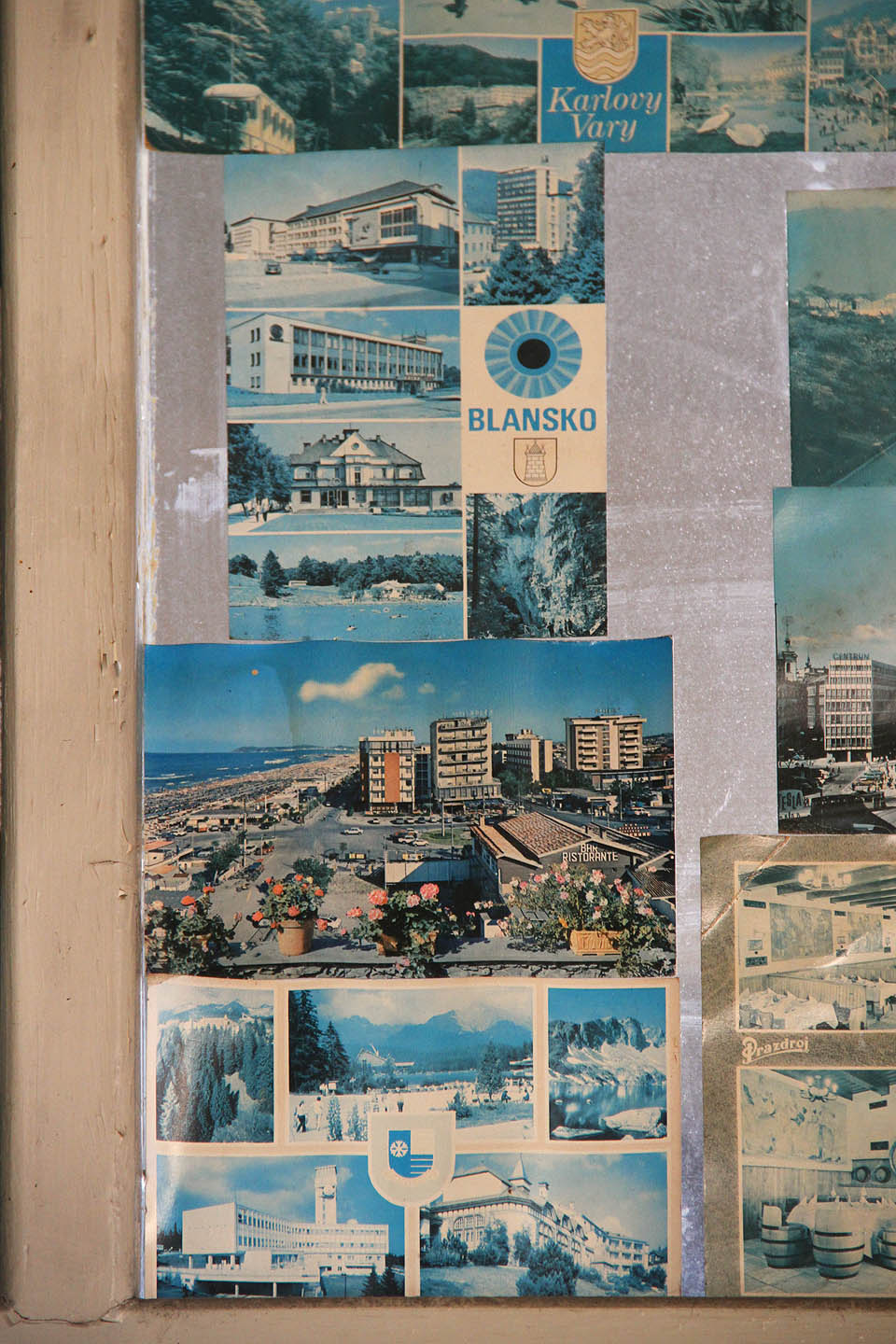 Pohlednic je tu tolik, že bobříka uloupených míst by si tu mohl splnit kdokoliv do deseti minut.