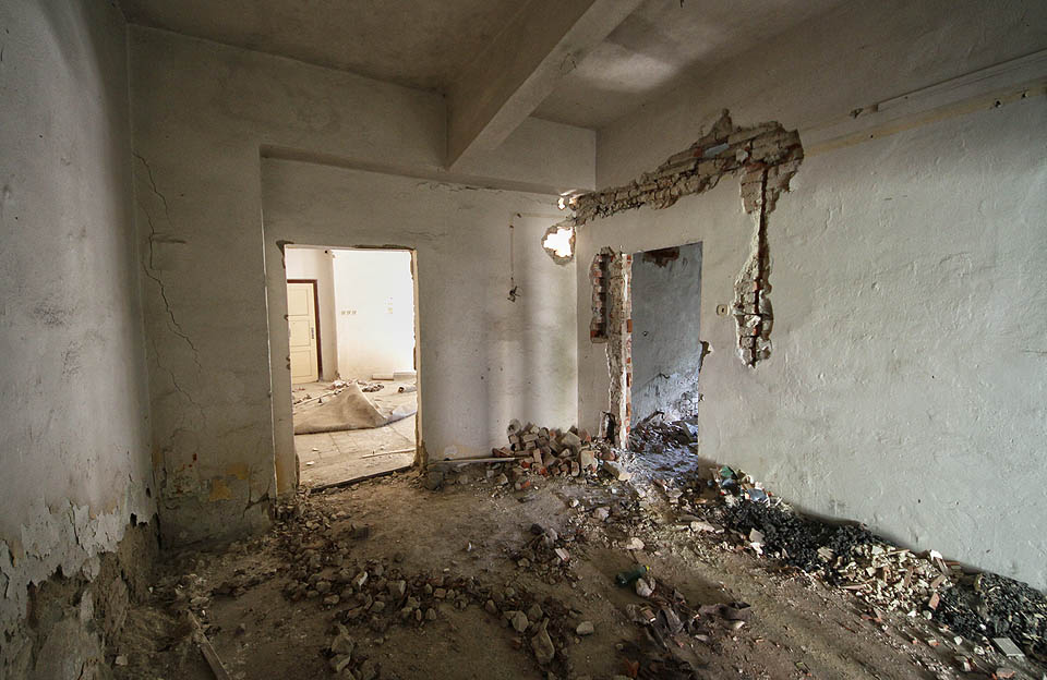 Někdy působí hra světel a stínů malebně, jindy už jen unaveně.