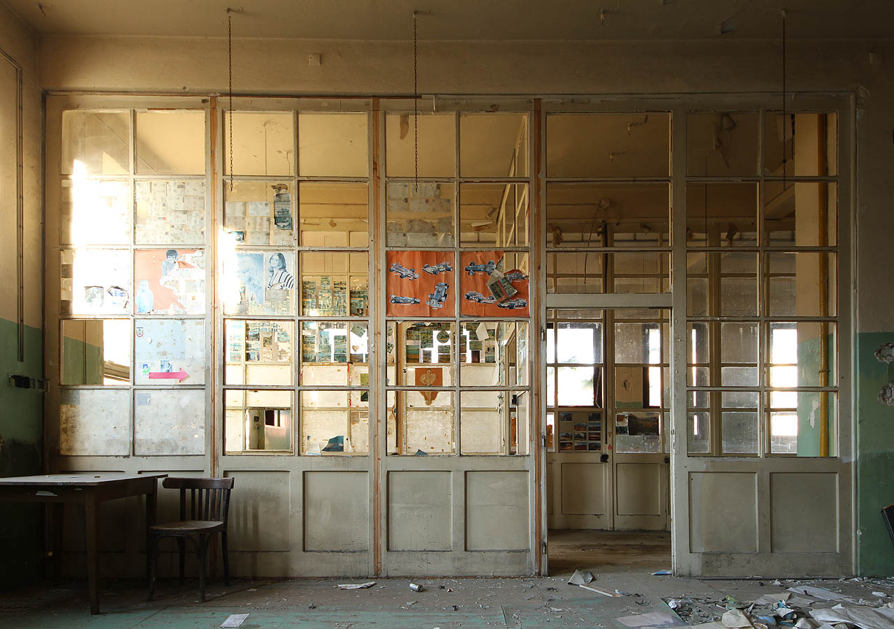 Další prosklené kanceláře, snad tiskařských mistrů.