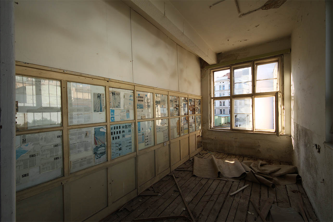 Výhled zpět na Bratislavskou ulici. Tento dům zmizí zřejmě jako první. Dnes už je okno zazděné.