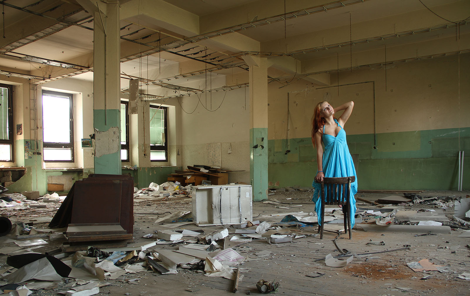 Ošklivost umírajícíh budov jako by podtrhovala s ní kontrastující krásu odvážné školačky, která se má naopak příkladně k životu.