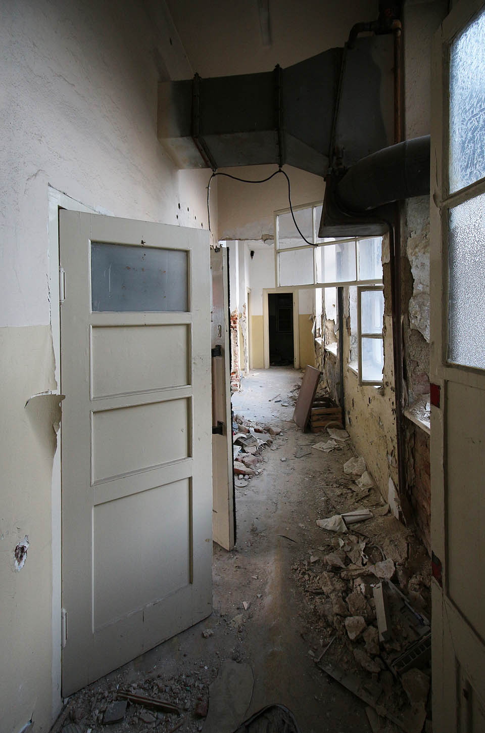 Voda, zatékající z děravých okapů a střech do budov, znásobuje rychlost rozkladu. Ani bez řízené demolice budovy nepřežijí více než 10 let než se samy zhroutí.