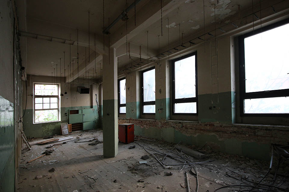 Prvorepublikové konstrukce kontrastují s normalizačními okny panelákového typu.