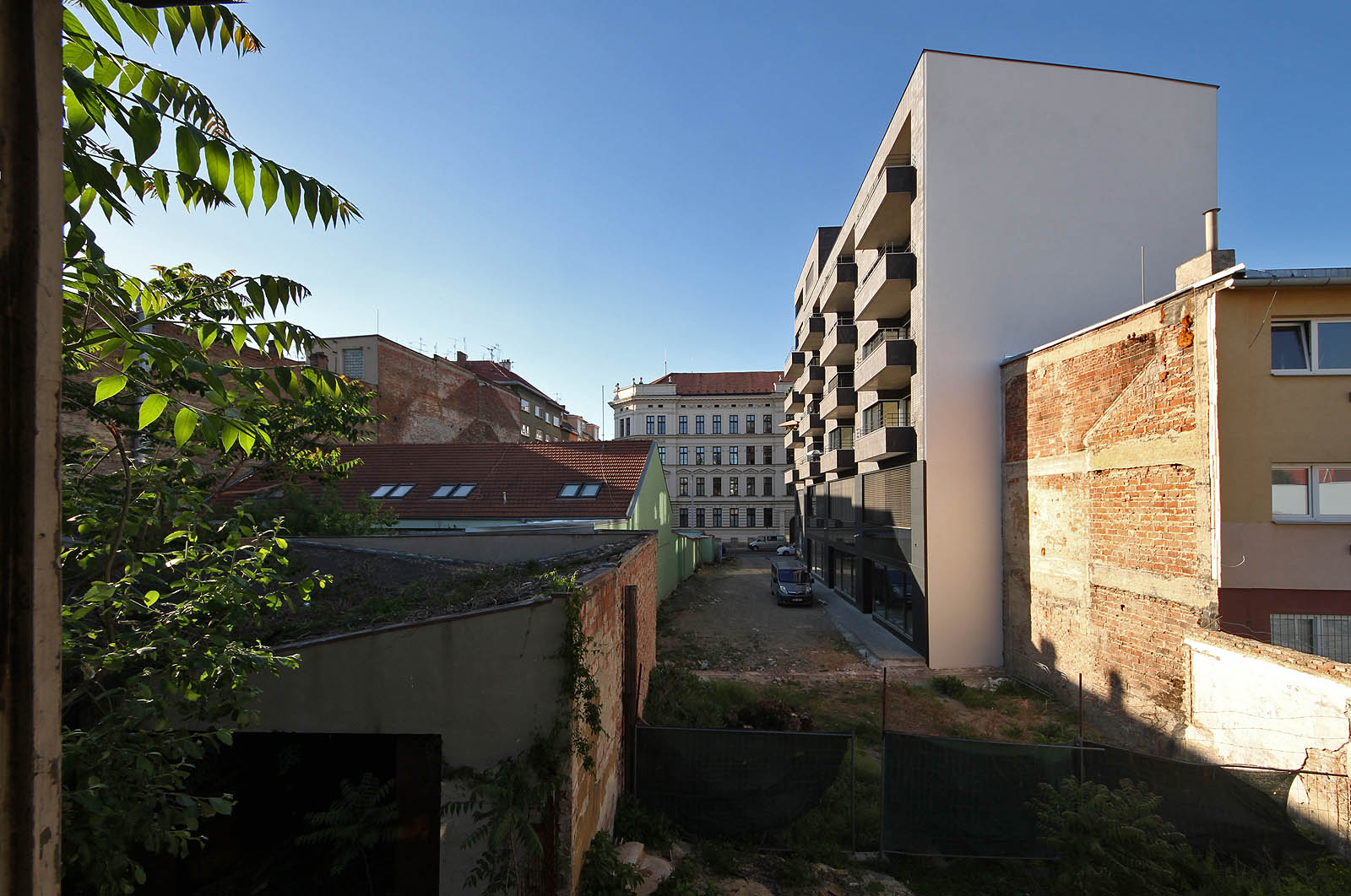 Moderní dům, který tu v roce 2018 vyrostl uprostřed dvorků, je totiž první stavbou nově vznikající ulice, která spojí Bratislavskou s <a href="/Tema/Cejl (ulice v Brně)">Cejlem</a> skrze zdemolované vnitrobloky. V budoucnosti má navíc pokračovat skrze <a href="/Tema/Teplárna Špitálka v Brně">teplárnu</a> až téměř ke Křenové. Romantika labyrintu nekonečně hlubokých dvorků zmizí jednou provždy.