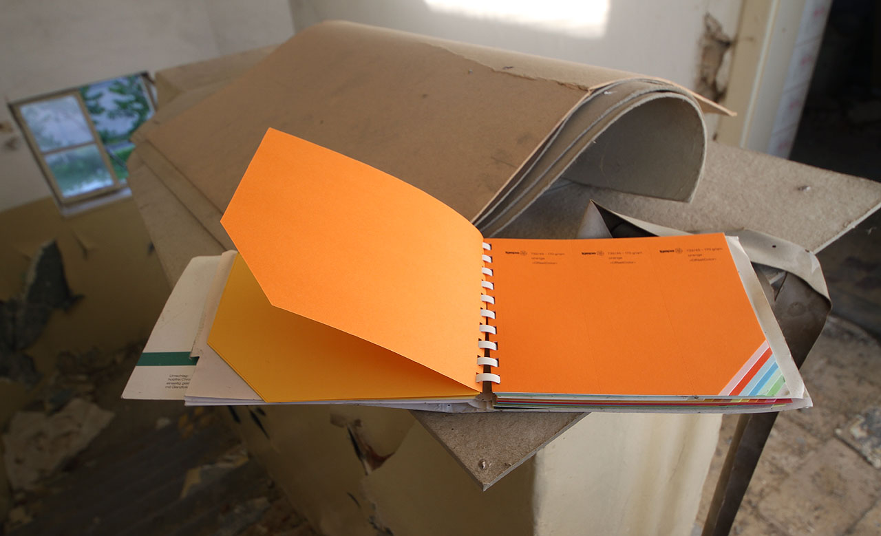 Tiskárna prokazatelně tiskla nejméně do roku 2003. Najdou se tu proto i docela nepoškozené vzorníky a nástroje.