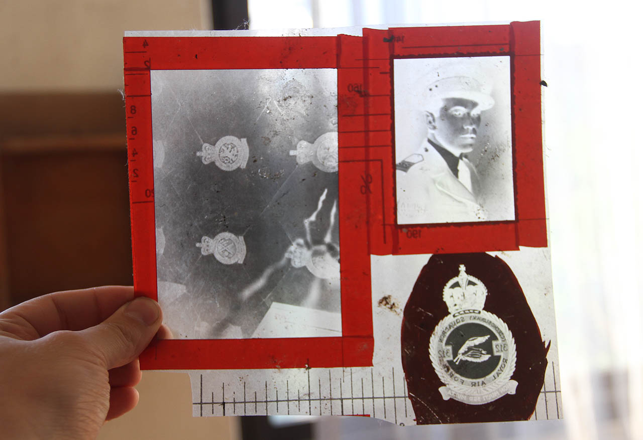 Mezitím nakoukneme na inverzní stránky učebnice dějepisu. Na pořadu dne jsou českoslovensští piloti RAF.