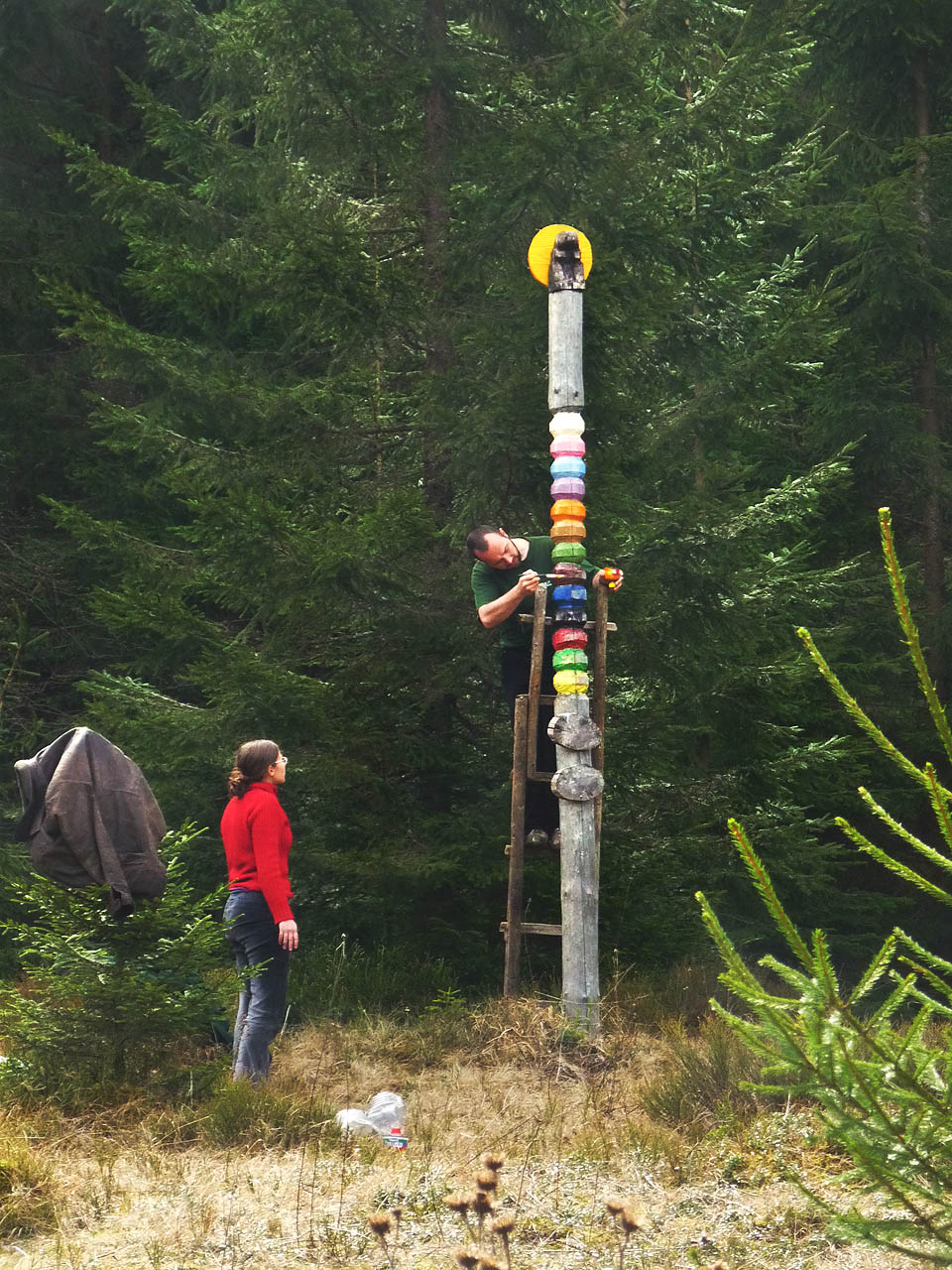 Rekonstrukci totemu provedli v roce 2014 Čáp a Drobek, kteří si barvy a nářadí tentokrát přivezli po <a href=/Tema/Vyhodsk%C3%A1%20%C3%BAzkokolejka>vyhodské úzkokolejce</a> a přinesli přes viškivský průsmyk.