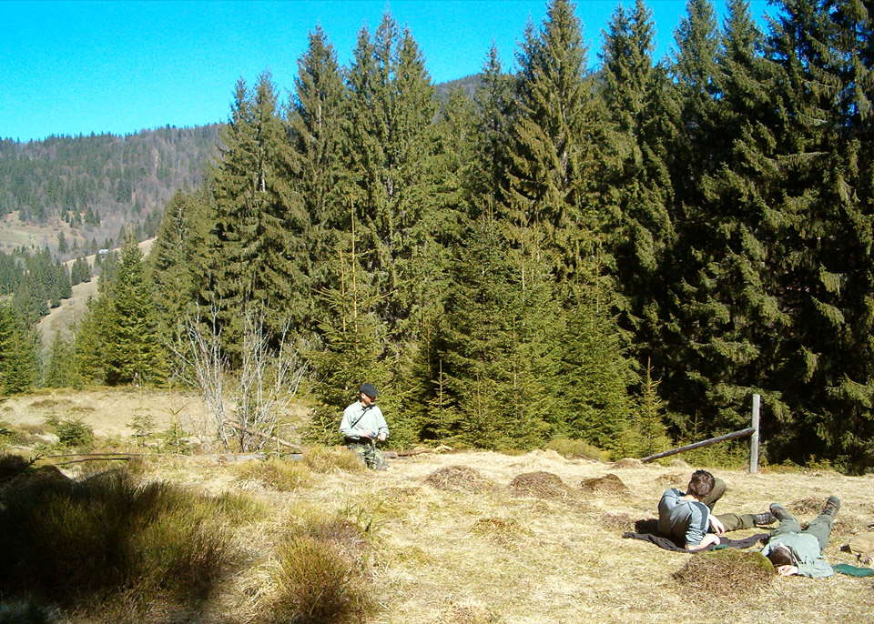 Při třetí výpravě na Zakarpatí nalezli foglarovci konečně v kopích nad Ozerjankou místo, kde v roce 1938 stál tábor Pražské Dvojky.