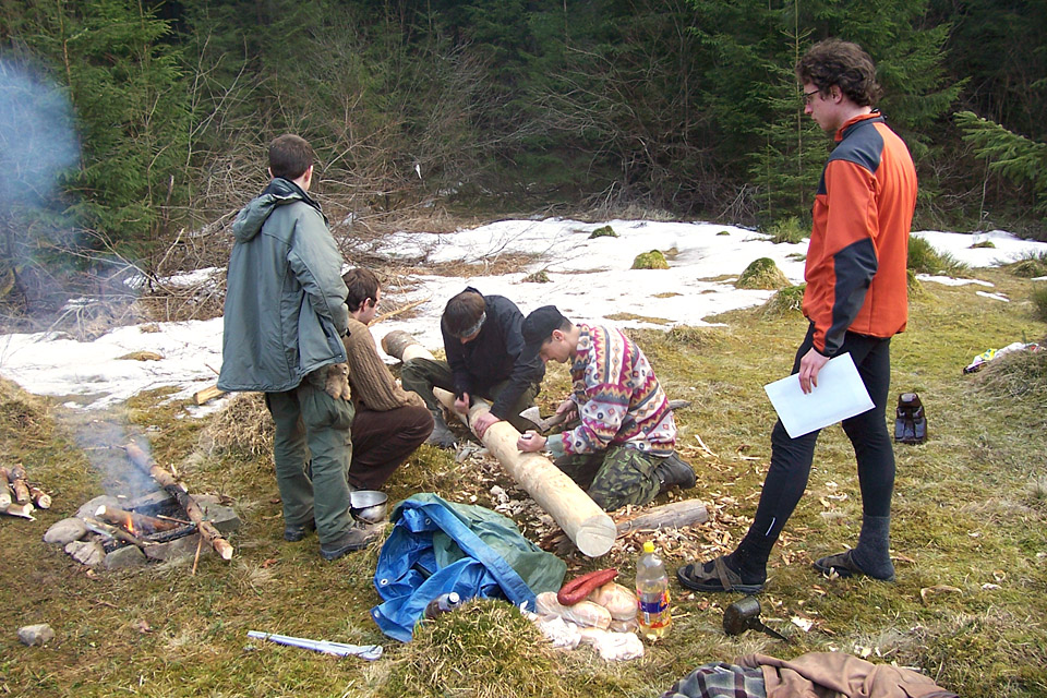 Stavba totemu trvala prakticky tři dny. Začala pokácením jedle rostoucí nad tábořištěm a skončila odhalením hotového pomníku. Při tom všem nesměl chybět ukrajinský chleba, klobása a Žyvčyk.