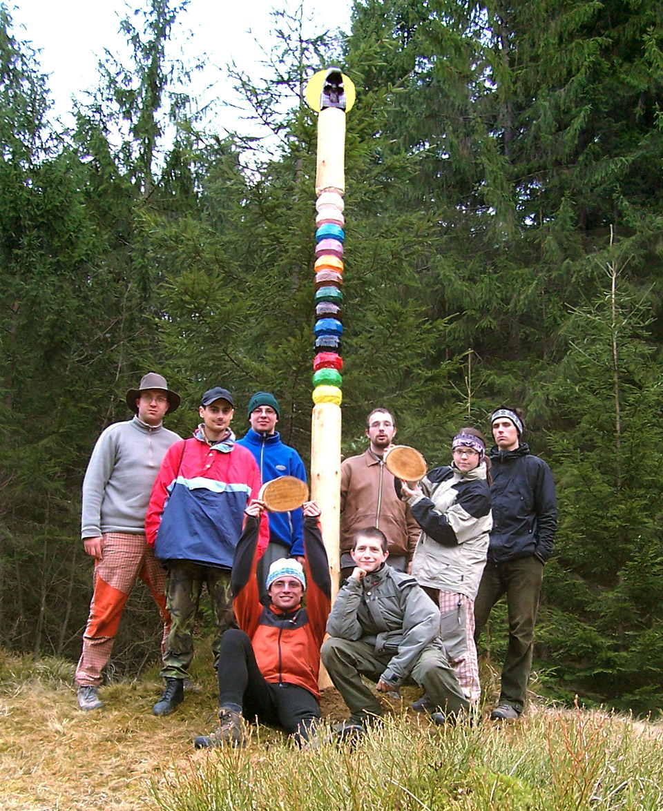 Stavitelé totemu zleva Zandt (v klobouku), Winoga (v čepici), Bobr (v kulichu), Čáp (v kožené bundě), Choroš (s plackou), Vojta (s čelenkou), Ondera (s plackou) a Svišť 2 zamlada.