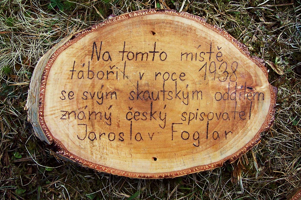 Text v češtině „Na tomto místě tábořil v roce 1938 se svým skautským oddílem známý český spisovatel Jaroslav Foglar“ je správně.