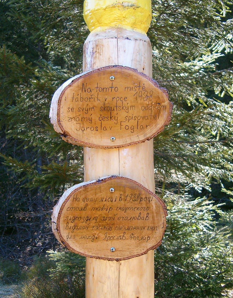 Zbrusu nové placky s českým a ukrajinským textem na místě, kde před 69 roky stál skauský tábor Pražské Dvojky.