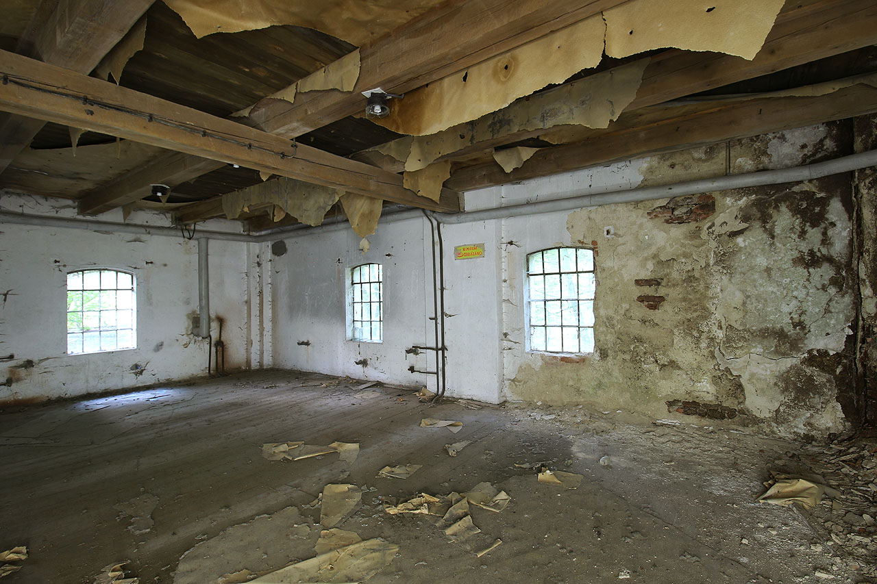 Vnitřní prostory továrních budov značně trpí porušenou střechou. Pokud se nestane zázrak, budovy takový stav dlouho nepřežijí.