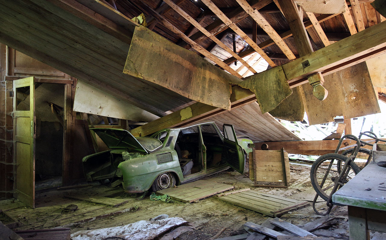 Škodovek stovek je tu více. Některé už jsou ale mezi mrtvými - jako tato, na kterou se zřítila konstrukce střechy za mlýnem.