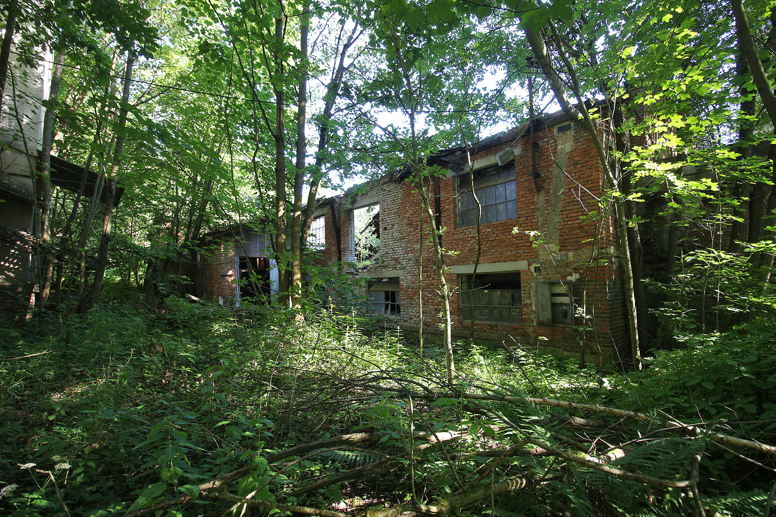 Kromě hlavních továrních budov se v severní, tedy průmyslové části areálu, nacházely také další menší budovy. Třeba tato dvojpodlažní budova, sloužící nejspíš jako sušárna. Vzhledem k hisotrii by mohlo jít o zmiňovanou sušárnu brambor.