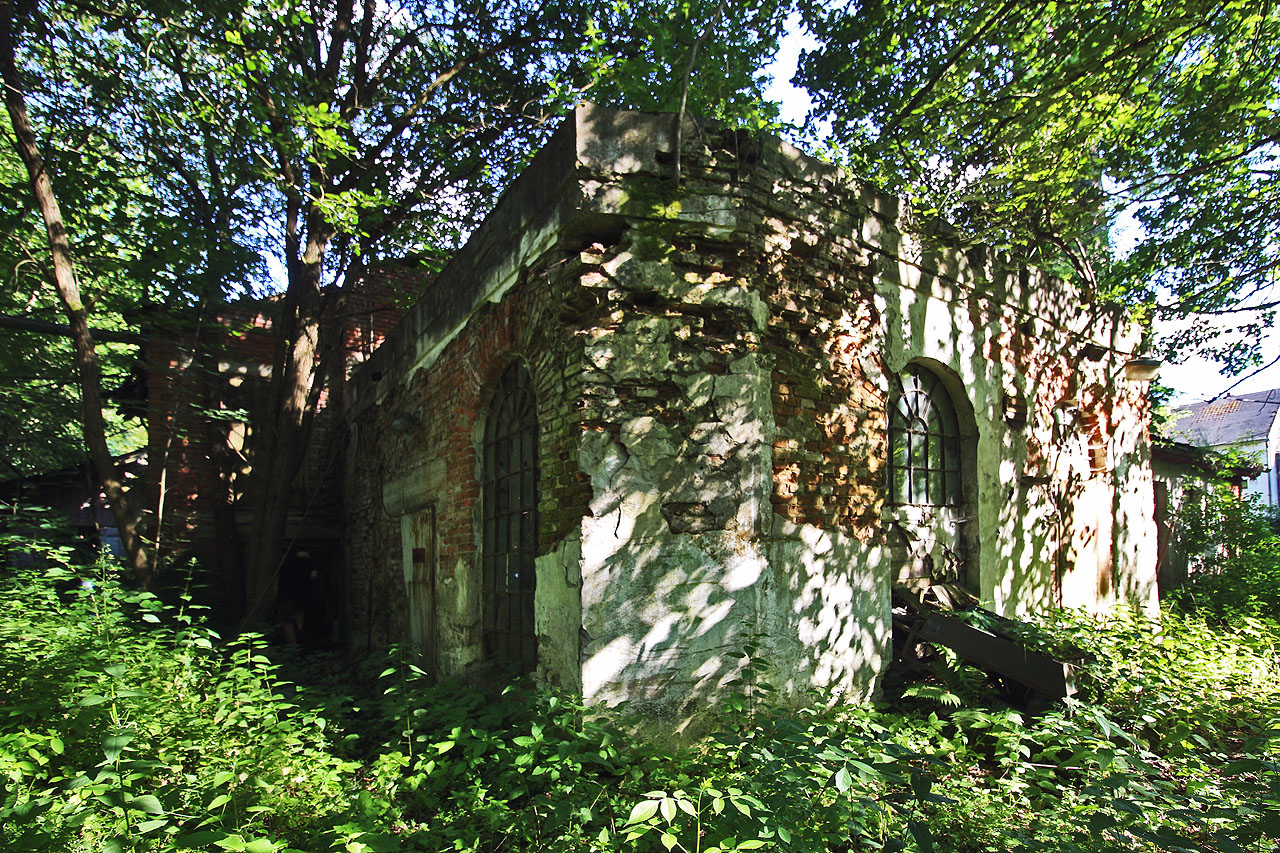Budova s nejprůmyslovějším vzhledem vypadá, jako by původně šlo o elektrárnu nebo alespoň parni kotelnu.