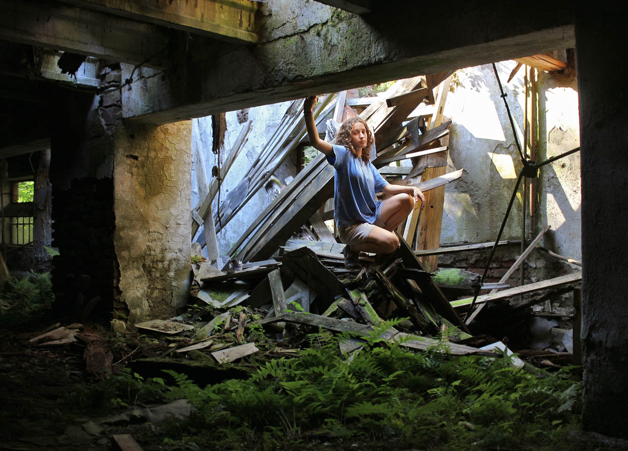 Uvnitř labyrintu budov lze při troše opatrnosti zastihnout staré známé odvážné školačky. Zřejmě v ruinách nalezly endemitické prostředí, ve kterém se jim daří. Takže se tu rozmnožují a pomalu jich přibývá. Jsou ale plaché a tak je třeba se chovat tiše a nenápadně.